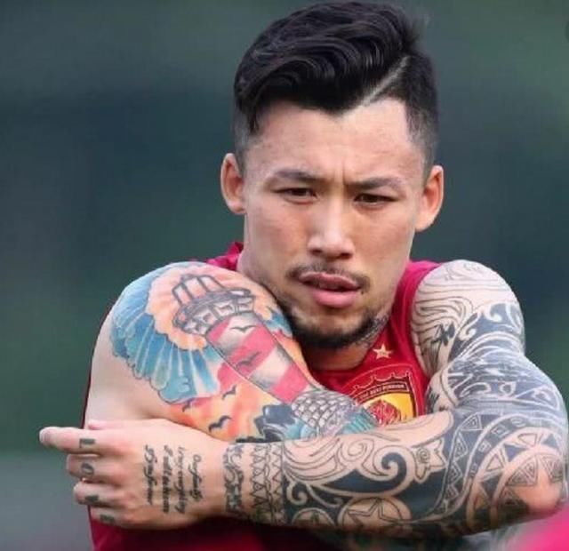 C罗八块腹肌没有纹身,国足花花绿绿一身肥肉,