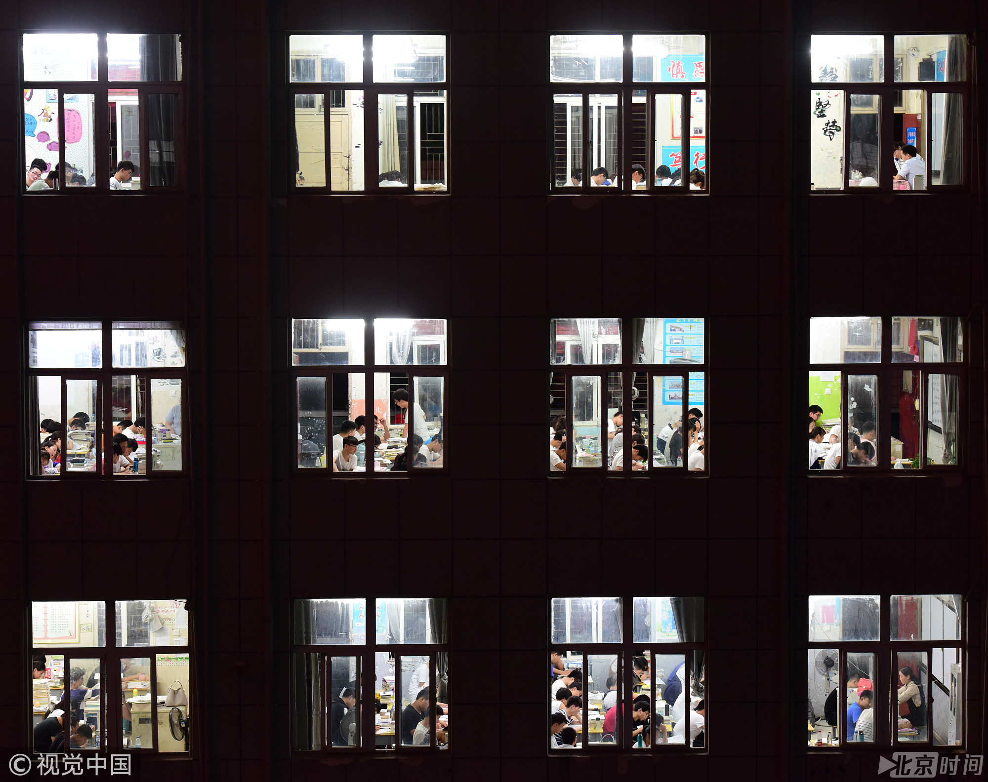 释放之后，高三学子们依旧得挑灯夜读，备战高考，还有3天他们即将奔赴考场。而今年全国高考报名考生人数高达到975万人，比去年增加35万人。图/视觉中国