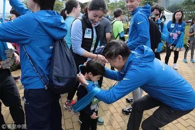 霍启刚一家跑马拉松曝九月大女儿会叫爸 儿子