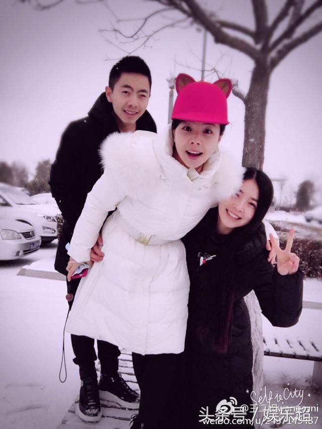 王二妮全家照,妹妹比她还美,父母朴实接地气,老