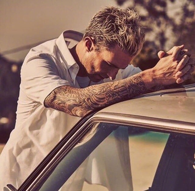 组图:亚当-莱文写真演绎型男诱惑 大面积纹身超吸睛