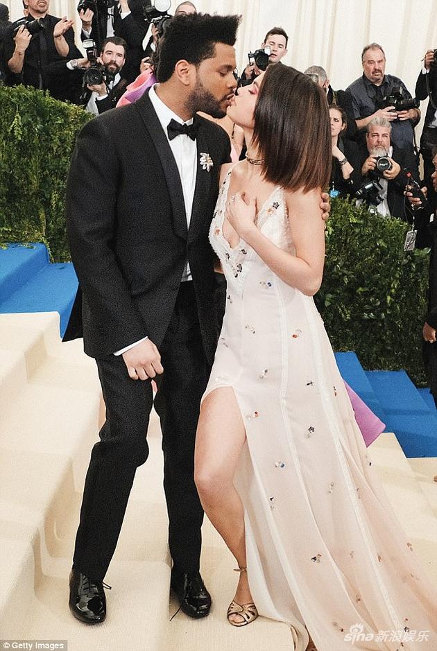 秀恩爱!赛琳娜深夜约会威肯大晒合影