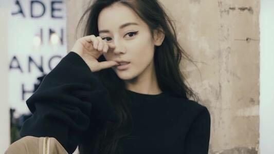 红衣迪丽热巴美如画!热播中的《烈火如歌》情