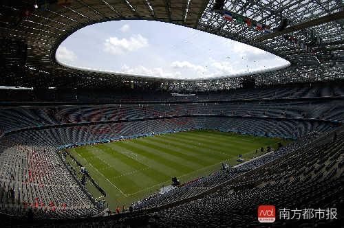 看到这些国外球场,仿佛明白为什么中国踢不进