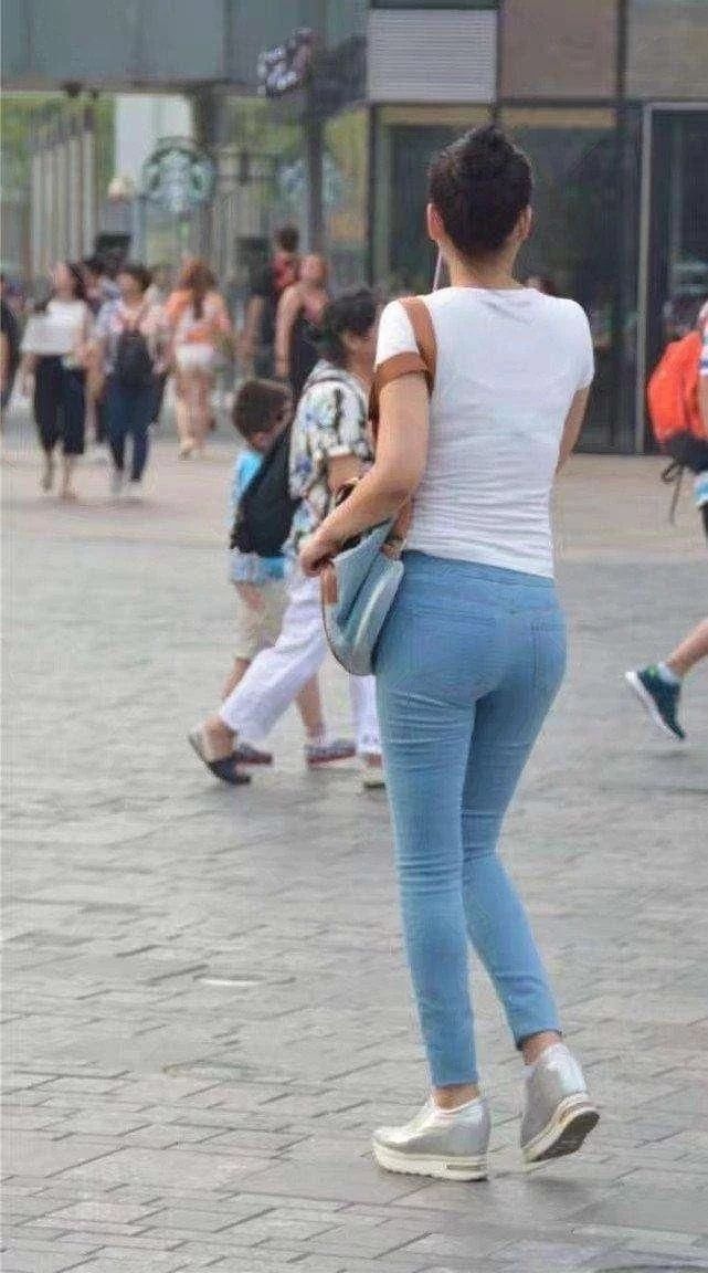 街拍 紧身牛仔裤微胖美女
