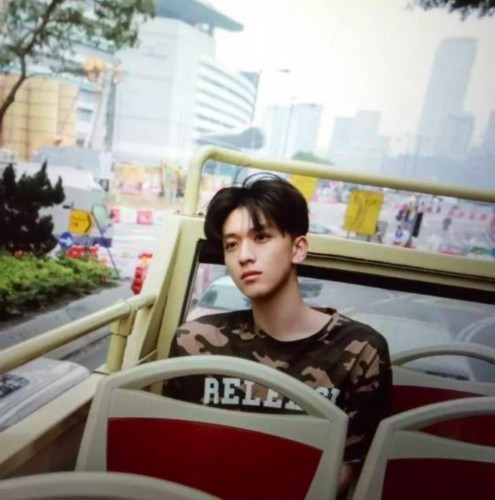 快男赵英博女友曝光 成熟风大长腿微博频繁秀恩爱
