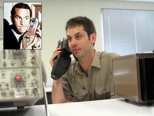 鞋子手机：有人给我打电话了，让我脱个鞋先。设计在鞋子上的手机，接打电话的时候还要找根凳子坐稳了，不然一只脚真的很难掌握平衡，虽然有点麻烦，不过，是不是很有范儿？感觉自己就是007。