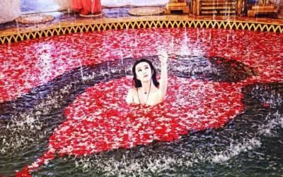 古代娘娘们洗澡全过程,洗澡从不用手,身体也一