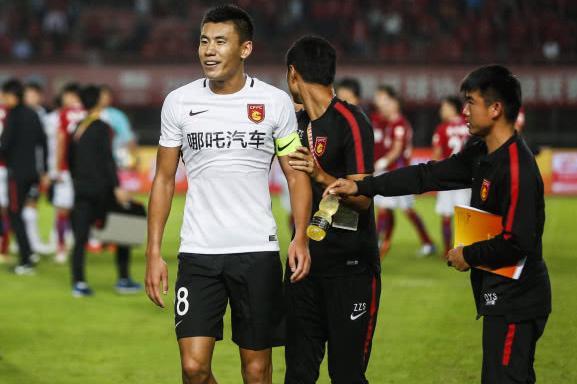 张呈栋挑衅马宁瞬间染红 激怒裁判两人到底说