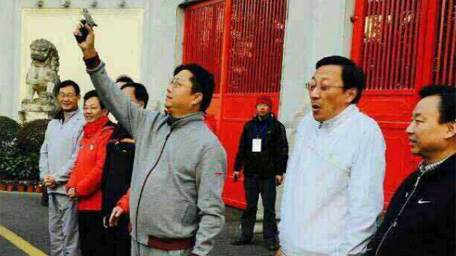 落马书记杨卫泽“开枪”瞬间 缪瑞林在一旁吓变了脸