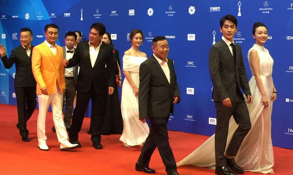 《爱慕之旅》的主创们踏上红毯。导演朱时茂 ,主演朱一龙、潘长江、刘亚津、张文婷、徐光宇、莎莎、姜瑞佳。