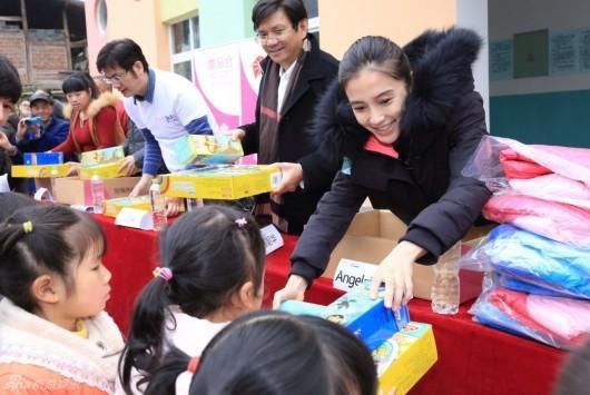 比起杨颖抠图她更过分,直接抢了热巴的女主角