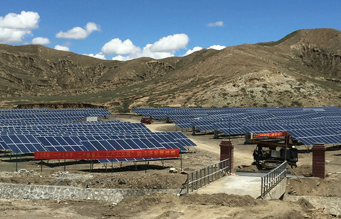 【网媒西藏行】垃圾场变光伏电站 数百人增收脱贫 【网媒西藏行】垃圾场变光伏电站 数百人增收脱贫