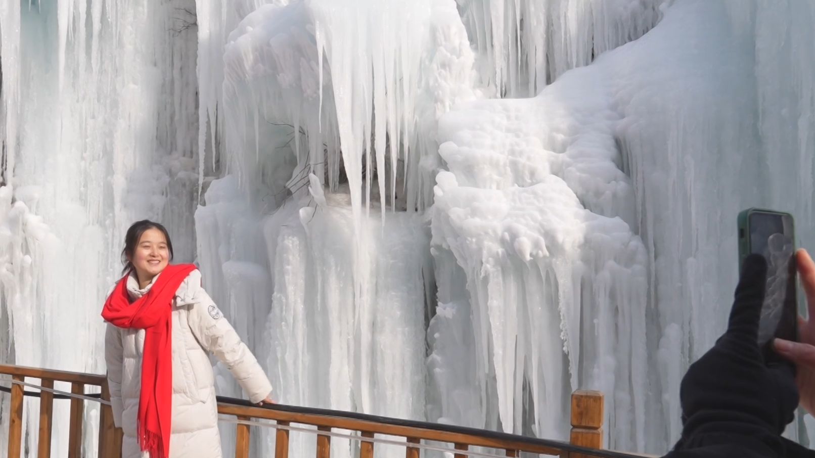 冰雪旅游季拉动元旦文旅消费 冰雪经济释放“热效应”