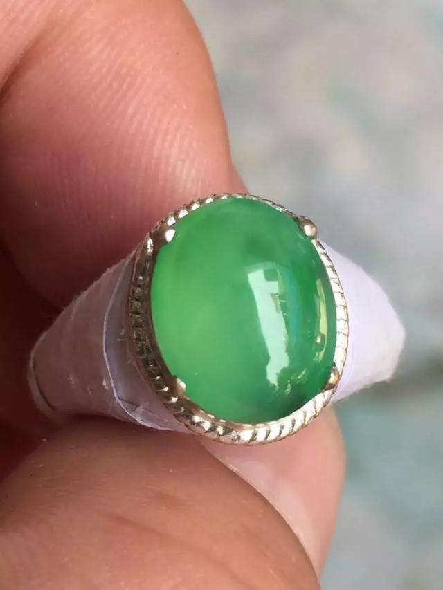 女人戴翡翠好还是和田玉好