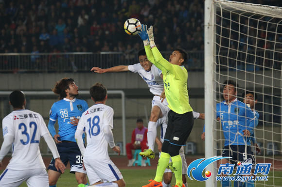 南通支云足球队击败中超劲旅上海申花 晋级足