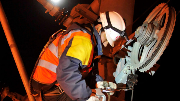 地铁“蜘蛛侠”的春运“夜生活” 五年高空检修保平安 地铁“蜘蛛侠”的春运“夜生活” 五年高空检修保平安