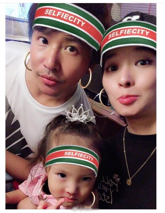 欧弟女儿jojo洗完澡被用毛巾包头,表情呆萌,越来