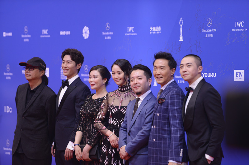 《六人晚餐》剧组登场，“达康书记”吴刚和窦骁会演绎怎样的故事？