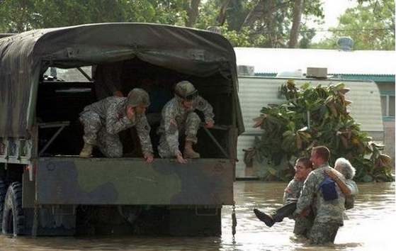 2005年8月，飓风“卡特里娜”从大西洋登陆美国南部，席卷沿海地带。首当其冲的新奥尔良城损失最为惨重。装备精良的美军在这次救灾中，表现了强大的战斗力。