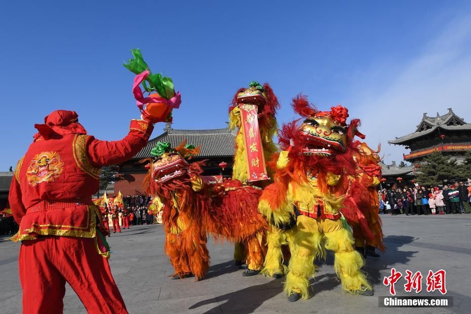 2月22日,山西大同华严寺广场,当地庙会闹红火演绎塞北风情.