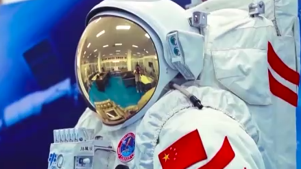 “微型载人航天器”如何护航太空漫步？听航天员谈“人在太空”！
