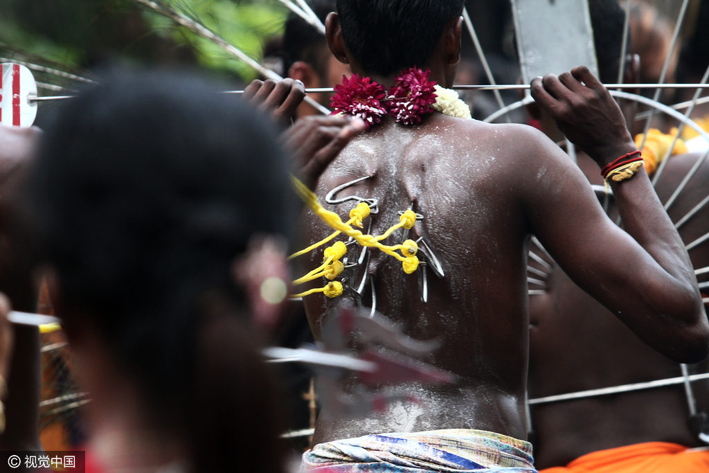 信徒的祭祀仪式：背着巨大的钢制弓形枷锁(负卡瓦第)