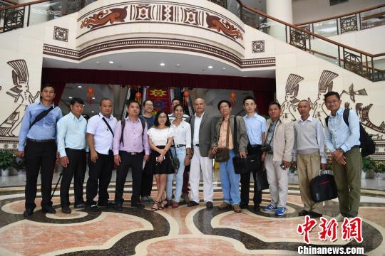 柬埔寨主流媒体记者体验广西特色民族文化