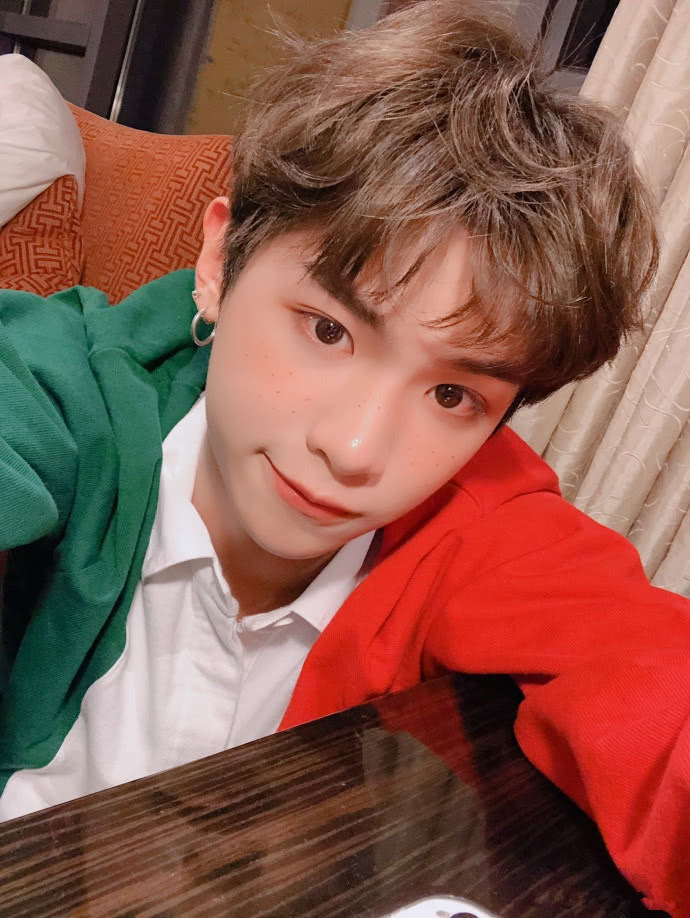 朱正廷微博发布雀斑妆自拍,你认为他跟黄明昊