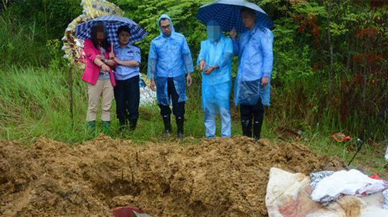 女子涉诈骗百余万假死潜逃:下葬棺材里装着石头 女子涉诈骗百余万假死潜逃:下葬棺材里装着石头