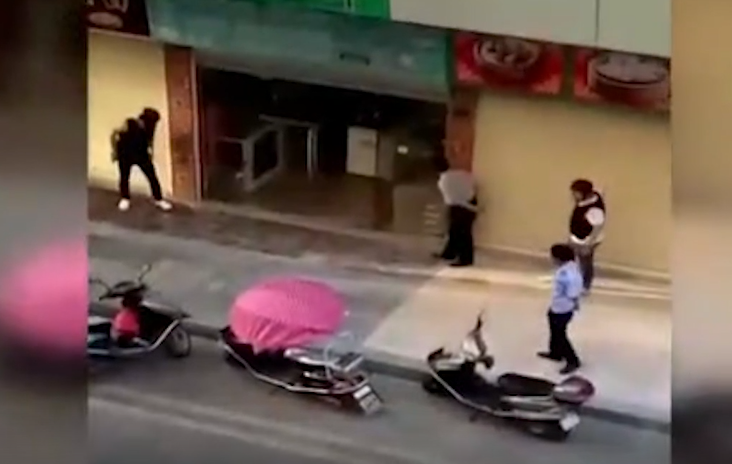 毒贩为逃脱持枪劫持人质 与警察对峙6小时 毒贩为逃脱持枪劫持人质 与警察对峙6小时