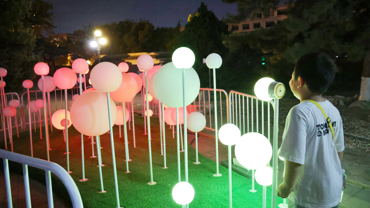 炎炎夏日晚上哪里逛?北京龙潭公园光影秀炫酷登场 炎炎夏日晚上哪里逛?北京龙潭公园光影秀炫酷登场