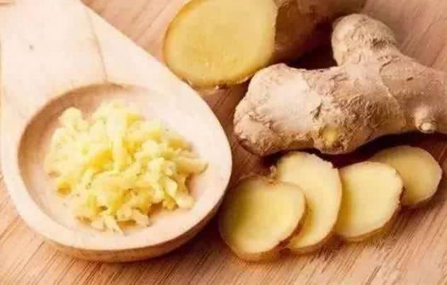 只需要一片生姜贴肚脐,祛湿效果出人意料!