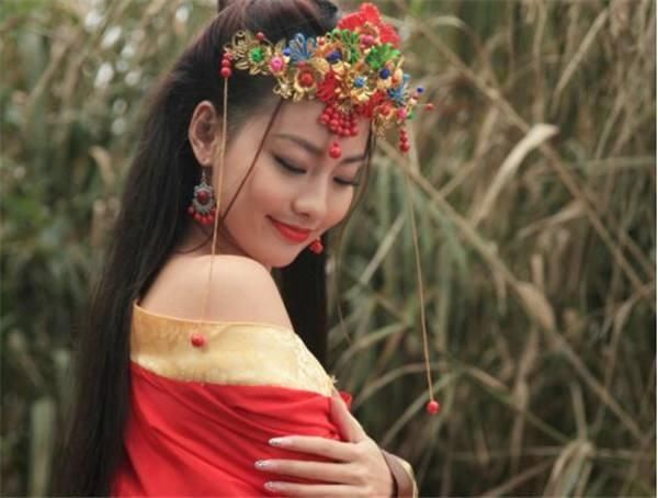 一,.甘夫人,封号为昭烈皇后,沛人,刘备的爱妾,贤内助,刘禅的生母.