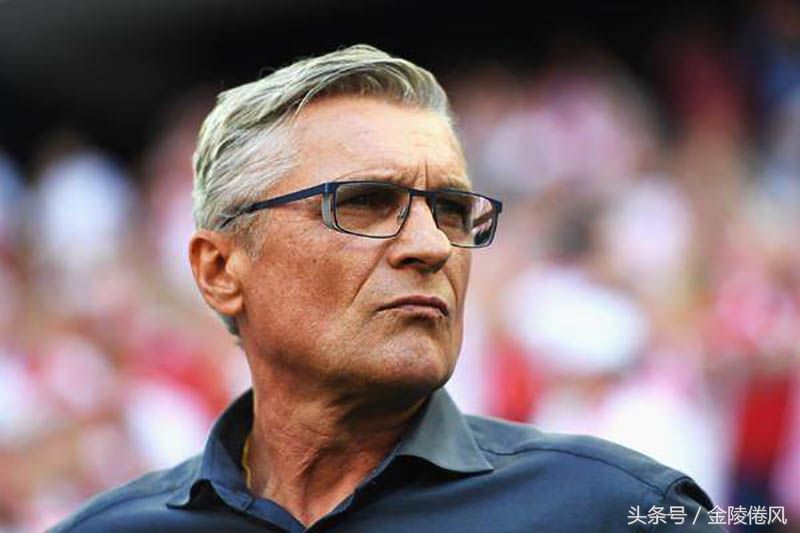 世界杯日本队闯入16强,主教练回国后下课了,网