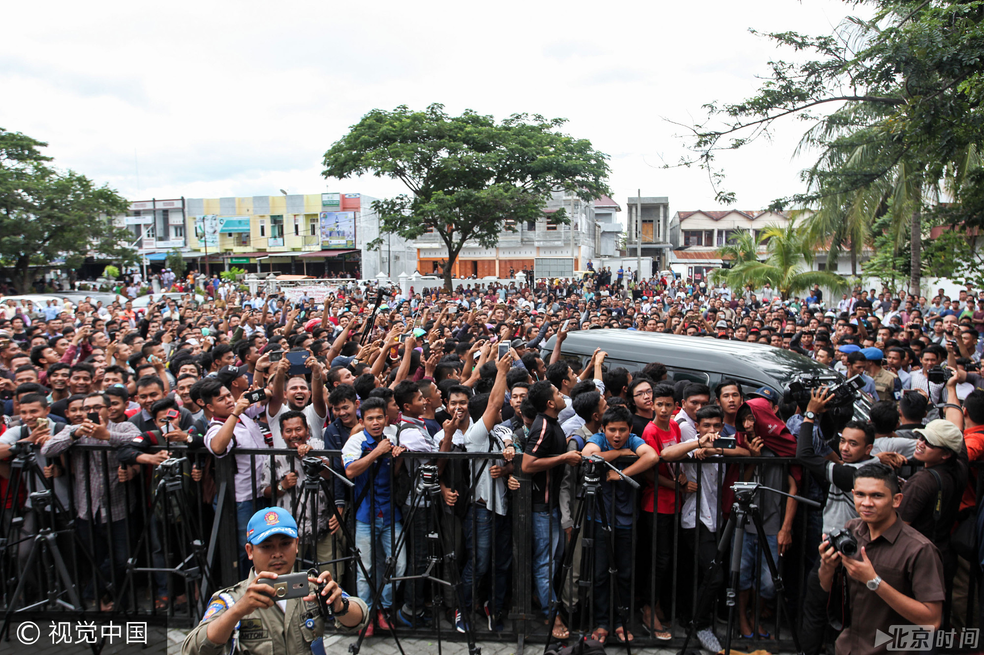 在三个国家——伊朗、沙特阿拉伯和也门——同性恋行为被定为可判处死刑的罪行，尽管很少出现相关处决。在另外五个国家——阿富汗、毛里塔尼亚、巴基斯坦、卡塔尔和阿拉伯联合酋长国——伊斯兰教法规定同性恋应处以死刑，但没有付诸实施。