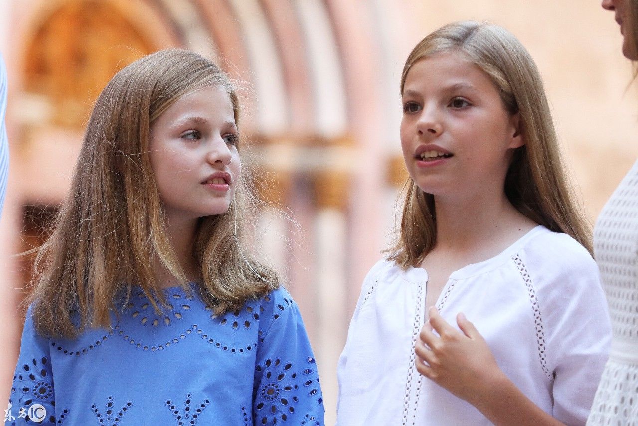 西班牙两位公主出门旅行受关注,妹妹发育太好