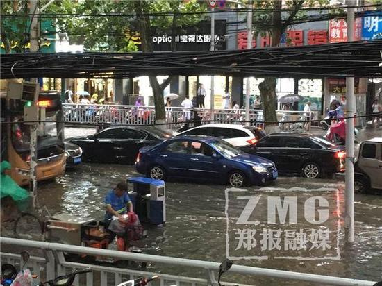 直击郑州暴雨:降雨分布不均 部分路段断行