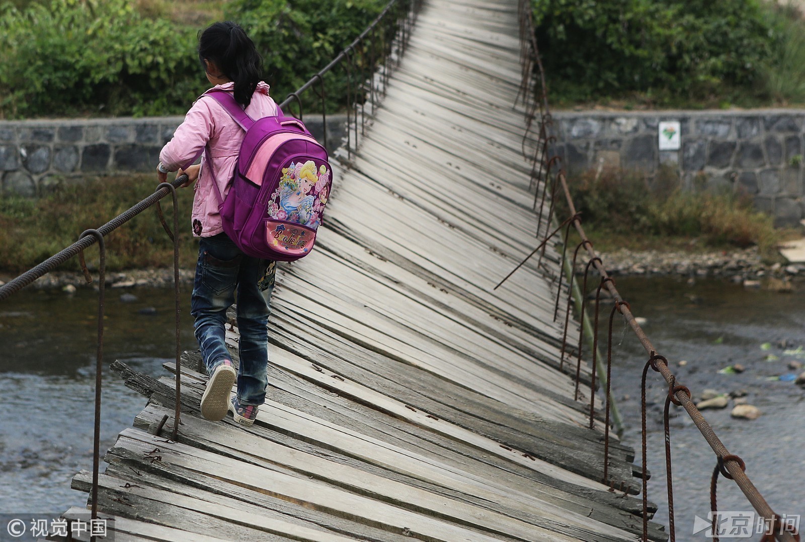 云南"冰花男孩"冒霜求学走红 盘点山区孩子走过的艰辛上学路