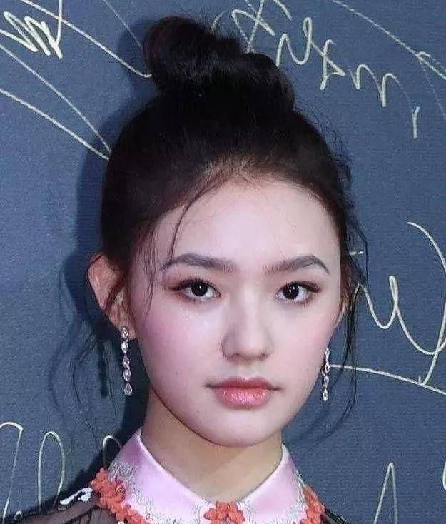 扎丸子头也要看颜值,迪丽热巴霸气,赵丽颖呆萌