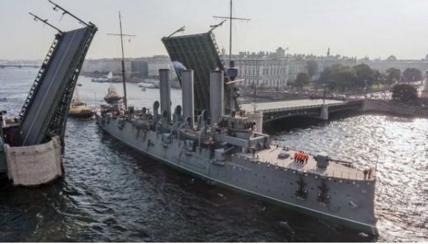 2016年7月16日，2014年9月返厂维修的传奇巡洋舰“阿芙乐尔”号重返位于圣彼得堡的永久锚地。按照计划，7月31日，也就是俄罗斯海军节当天，巡洋舰上将举行隆重的博物馆重新开展仪式。8月3日，巡洋舰将正式向游客开放。图为“阿芙乐尔”号巡洋舰通过涅瓦河上的开合桥。