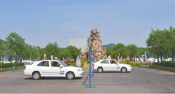 你知道驾校教练一个月的收入是多少吗?说出来