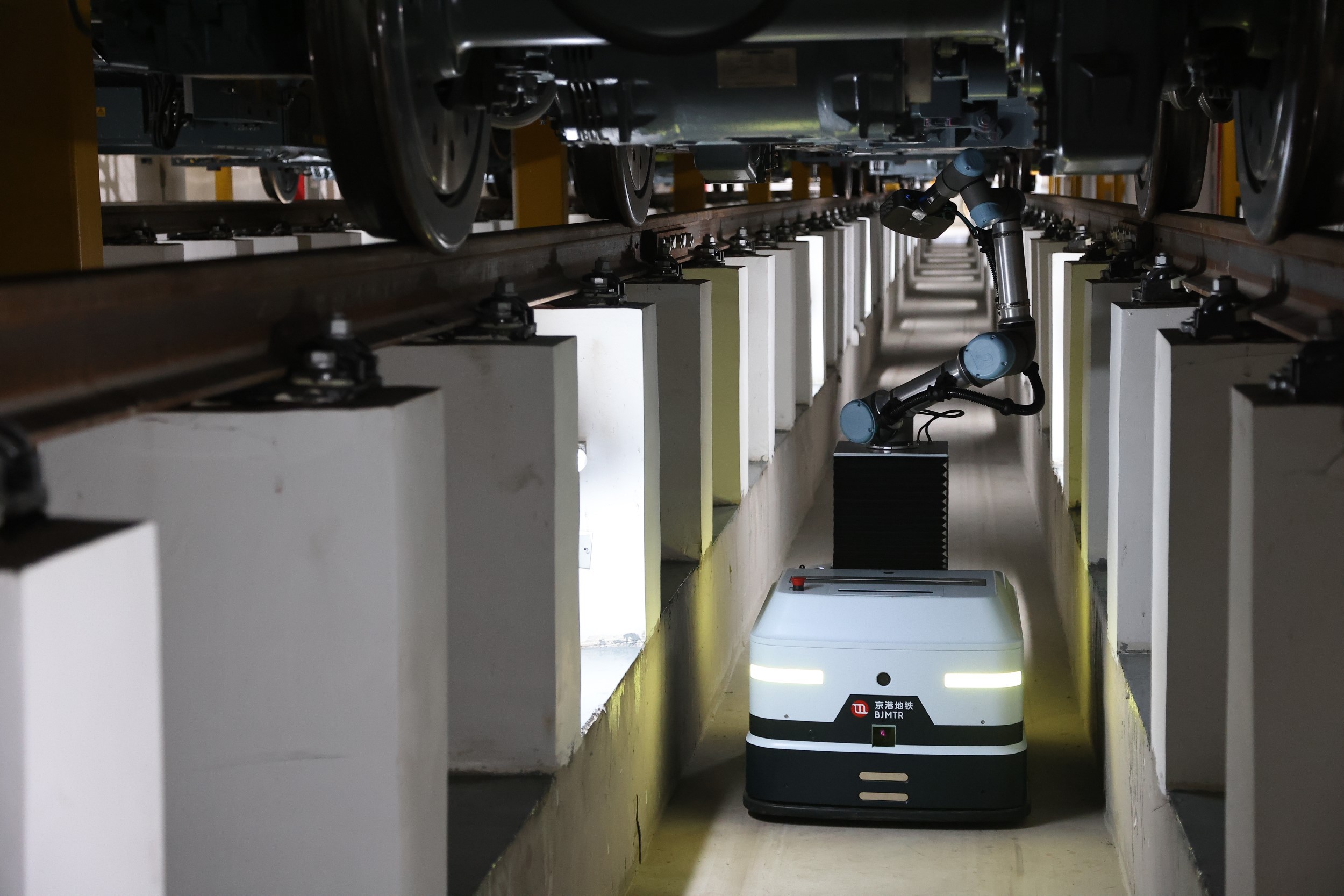 京港地铁率先试点应用列车智能巡检机器人 京港地铁率先试点应用列车智能巡检机器人