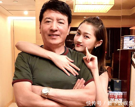 关晓彤与爸爸合影,墙角的鞋子抢镜,网友炸了你