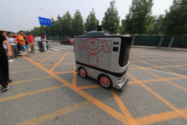 京东机器人快递员首次驶上社会化道路配送