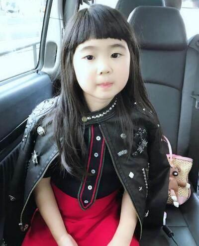 曹格女儿近照长这样,姐姐变化太大衣红皮裙惊艳网友