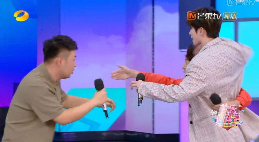 蔡徐坤玩游戏反应慢 有谁注意何炅做了啥 网友