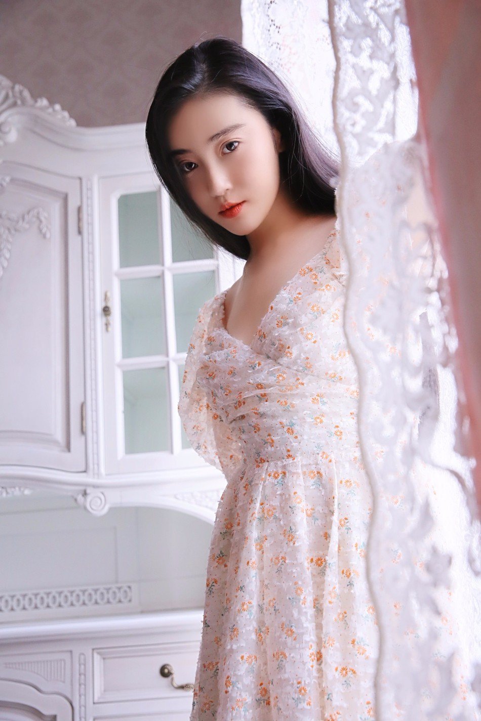 张辛苑闺房写真 深v花裙妩媚撩人