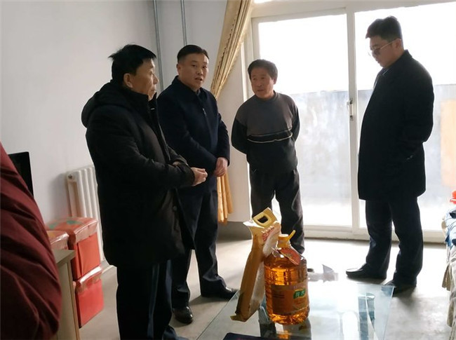 王舍人街道--元旦前夕走访慰问贫困户,精准扶贫暖人心