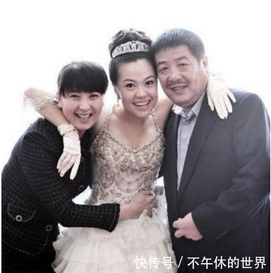 46岁闫学晶一家近照,老公整整隐藏了25年,儿子